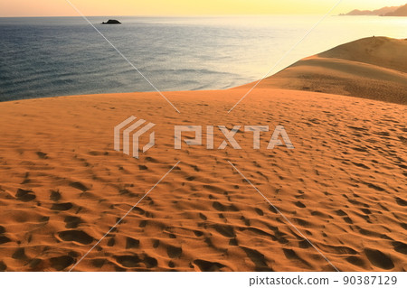 [Tottori Prefecture] Tottori Sand Dunes at sunrise 90387129