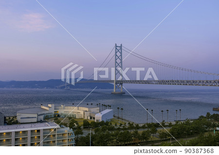 Akashi Kaikyo Bridge, Japan at dawn 90387368