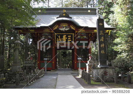 Mitsumine Shrine: Zuijinmon (Chichibu City, Saitama Prefecture) Mitsumine Shrine: Zuijinmon (Chichibu City, Saitama Prefecture) 90388208