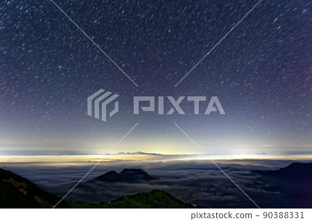 從北阿爾卑斯山的椿山看安曇野的雲海和星空 90388331