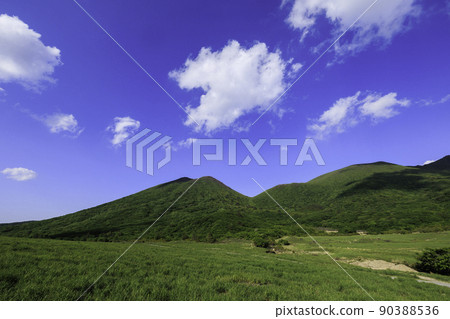 《大分縣九重連山》藤岳和深山霧島,從藤蔓中獲得了新鮮的綠色 《大分縣九重連山》藤岳和深山霧島,從藤蔓中獲得了新鮮的綠色 90388536