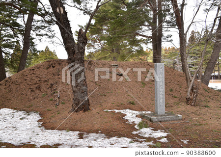 戶切陣屋遺址：馬隱土方和石碑 90388600