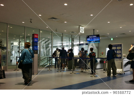 Scenery of the security checkpoint at Ishigaki Airport 90388772