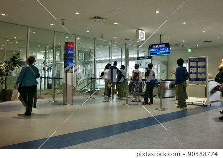 Scenery of the security checkpoint at Ishigaki Airport 90388774