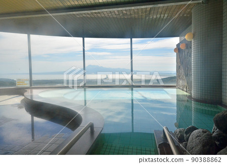 Large communal bath with a view of the sea 90388862
