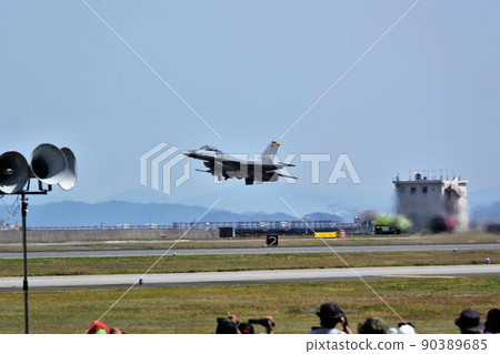 US Air Force F-16 fighter taking off for demonstration flight at Iwakuni Base Air Festival 90389685