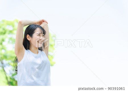 在新鮮的綠色中伸展的女性（健康/肩膀） 90391061