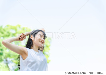 Women stretching in the fresh green (health / shoulders) 90391062