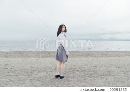 在海灘上的學校女孩 在海灘上的學校女孩 90391285