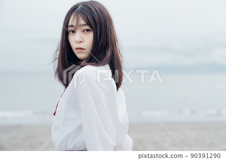 在海灘上的學校女孩 90391290