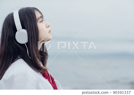 穿著水手服的女高中生在海灘上聽音樂 穿著水手服的女高中生在海灘上聽音樂 90391337