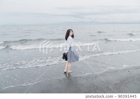 沙灘上的女學生 90391445