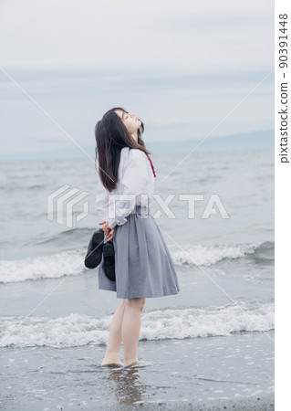 沙灘上的女學生 沙灘上的女學生 90391448