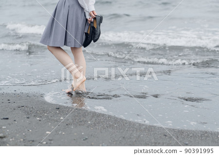 沙灘上的女學生 沙灘上的女學生 90391995