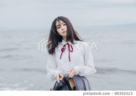沙灘上的女學生 沙灘上的女學生 90392023