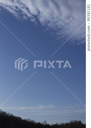 三月底早晨天空和山邊緣 90392181