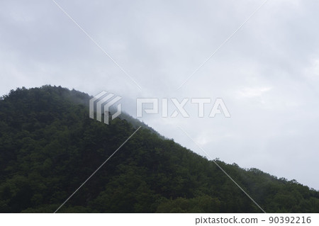 4 月中旬的早晨陰霾-煙霧繚繞的山剪影 90392216