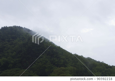 4 月中旬的早晨陰霾-煙霧繚繞的山剪影 90392218