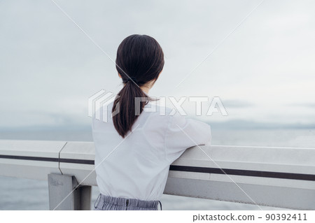 在海灘上的學校女孩 在海灘上的學校女孩 90392411