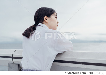 在海灘上的學校女孩 90392412