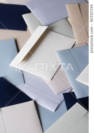 許多信封散落 90392594