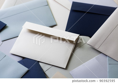 許多信封散落 90392595