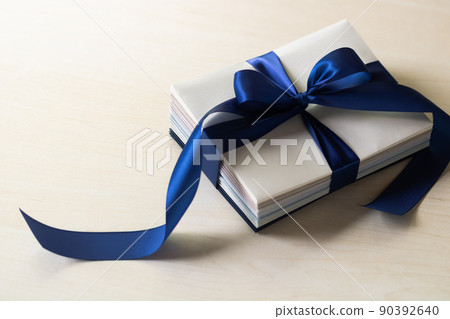 用藍絲帶捆綁的特殊信封 用藍絲帶捆綁的特殊信封 90392640