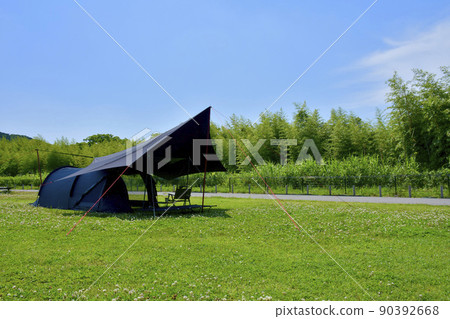 Solo camp image Black tarp and tent Solo camp image Black tarp and tent 90392668
