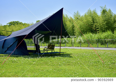 Solo camp image Black tarp and tent Solo camp image Black tarp and tent 90392669