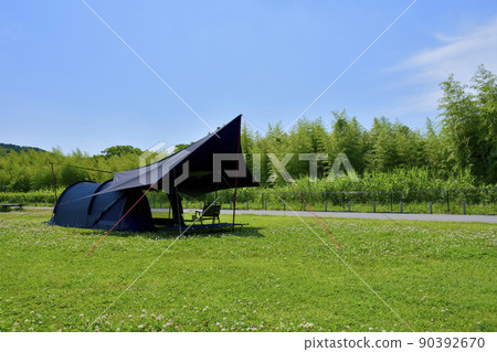 單人營形象黑色防水布和帳篷 90392670