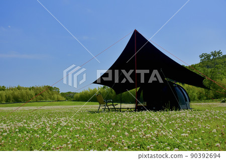 Solo camp image Black tarp and tent 90392694