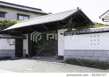 甲州街道，前開市下舞的水神長屋門 90392727