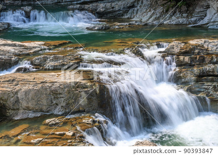 北海道蘆別市，充滿負離子的春天三段瀑布[5月] 90393847