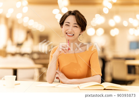 Middle woman studying in a cafe 90393873