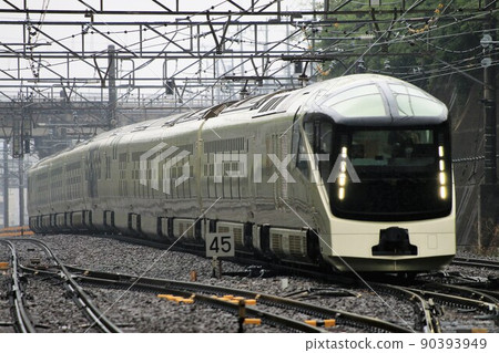 E001 type "TRAIN SUITE Shikishima" running on the rainy Musashino Line 90393949