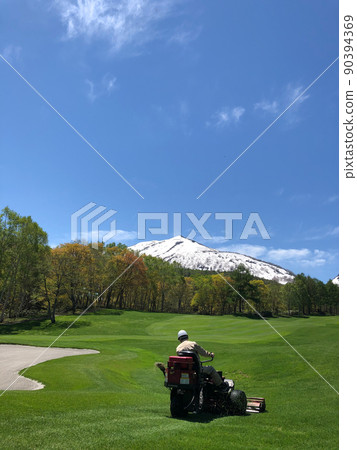 春天的北海道高爾夫球場俯瞰新雪谷安努普利與殘雪 90394369