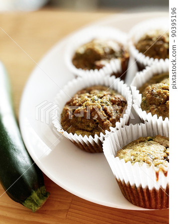 白盤上的手工西葫蘆鬆餅和西葫蘆 90395196