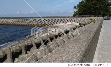 White clouds and blue sky above the jetty near Chiba on Inagekaigan 90395305
