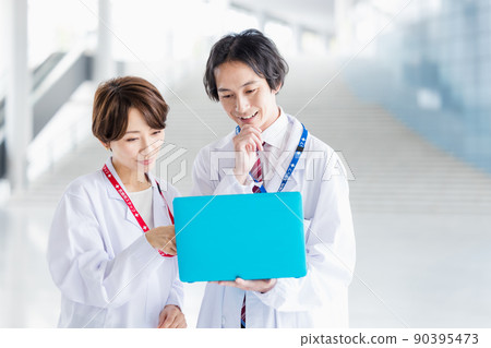在大學醫院工作的男女醫生 90395473