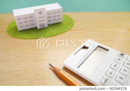 思考學校、計算器和鉛筆教育成本的形象 90396576