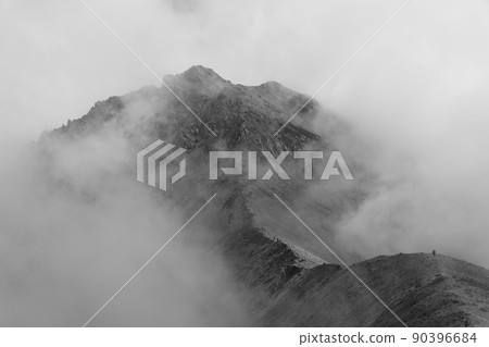 [September, Toyama Prefecture] The steep slopes of the Tateyama Mountain Range and Fujino Origami, covered with clouds, monochrome 90396684