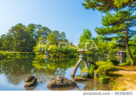 Kenrokuen, a fresh green in Kanazawa City, Ishikawa Prefecture 90396905
