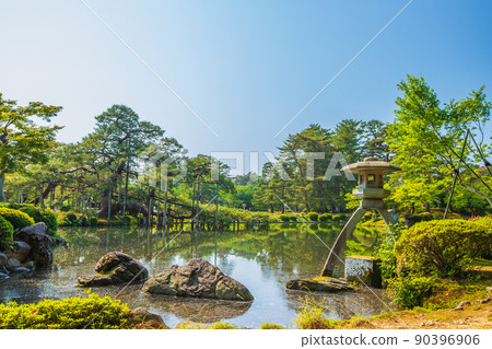 Kenrokuen, a fresh green in Kanazawa City, Ishikawa Prefecture 90396906