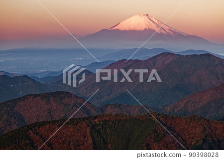 從Sanno塔看到的Tanzawa前山脊·富士山 從Sanno塔看到的Tanzawa前山脊·富士山 90398028