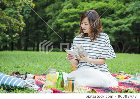 Picnic outdoor women's leisure park lunch 90398478
