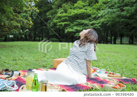 Picnic outdoor women's leisure park lunch 90398480