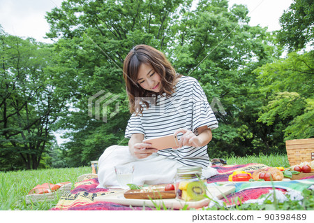 Picnic outdoor women's leisure park lunch Picnic outdoor women's leisure park lunch 90398489