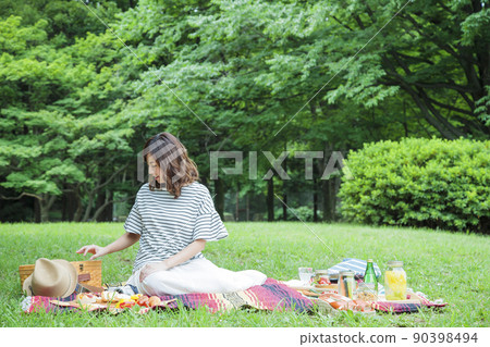 Picnic outdoor women's leisure park lunch Picnic outdoor women's leisure park lunch 90398494
