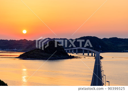 Sunset and Tsunoshima Bridge, Shimonoseki City, Yamaguchi Prefecture 90399325