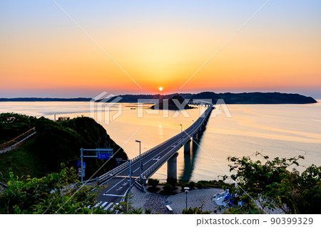 Sunset and Tsunoshima Bridge, Shimonoseki City, Yamaguchi Prefecture 90399329
